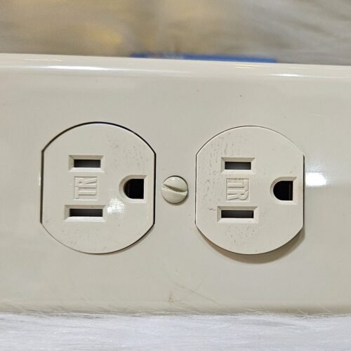 Flush type duplex plug 110V